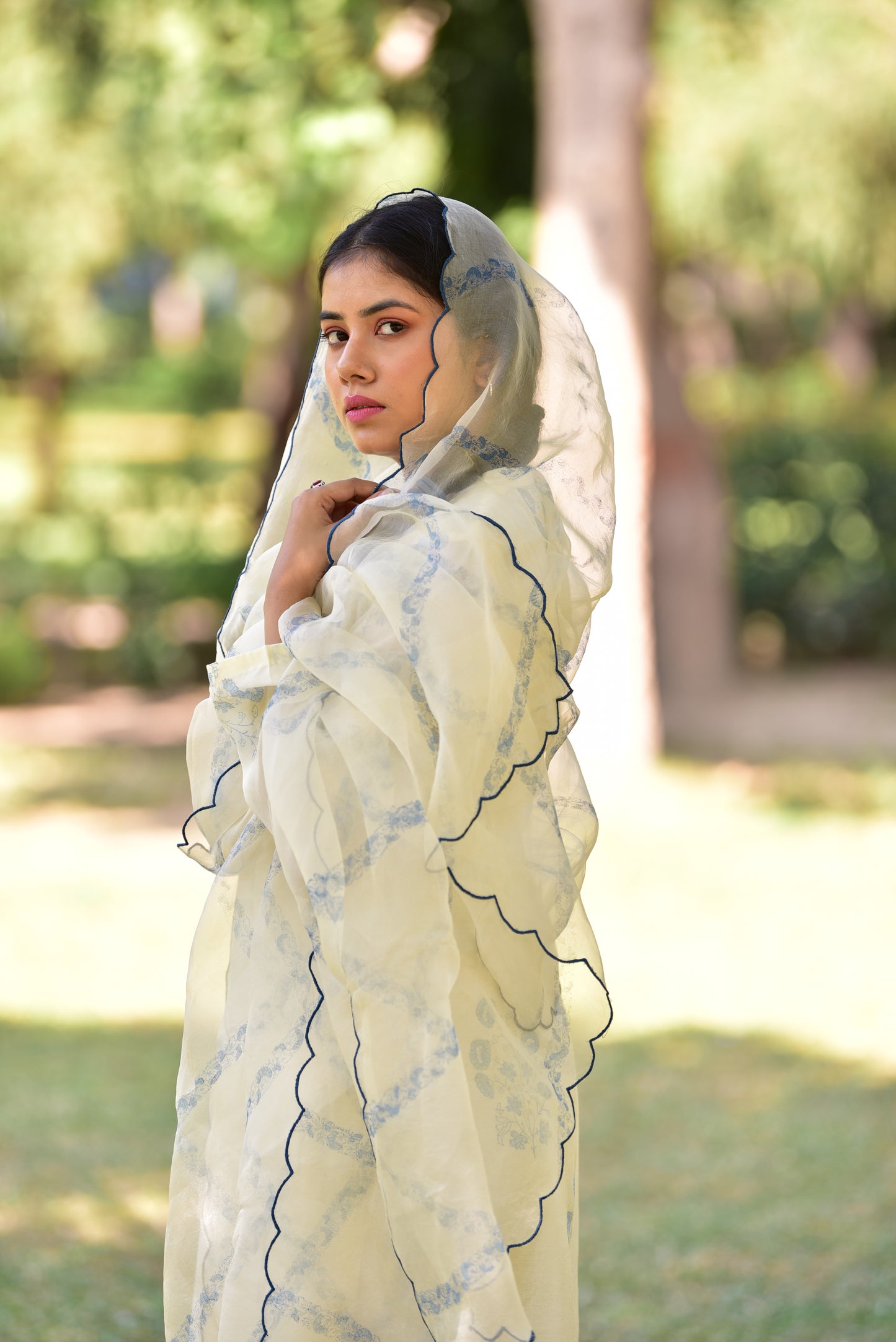 amisha-sharma-in-ira-ivory-suit-by-earthenrui