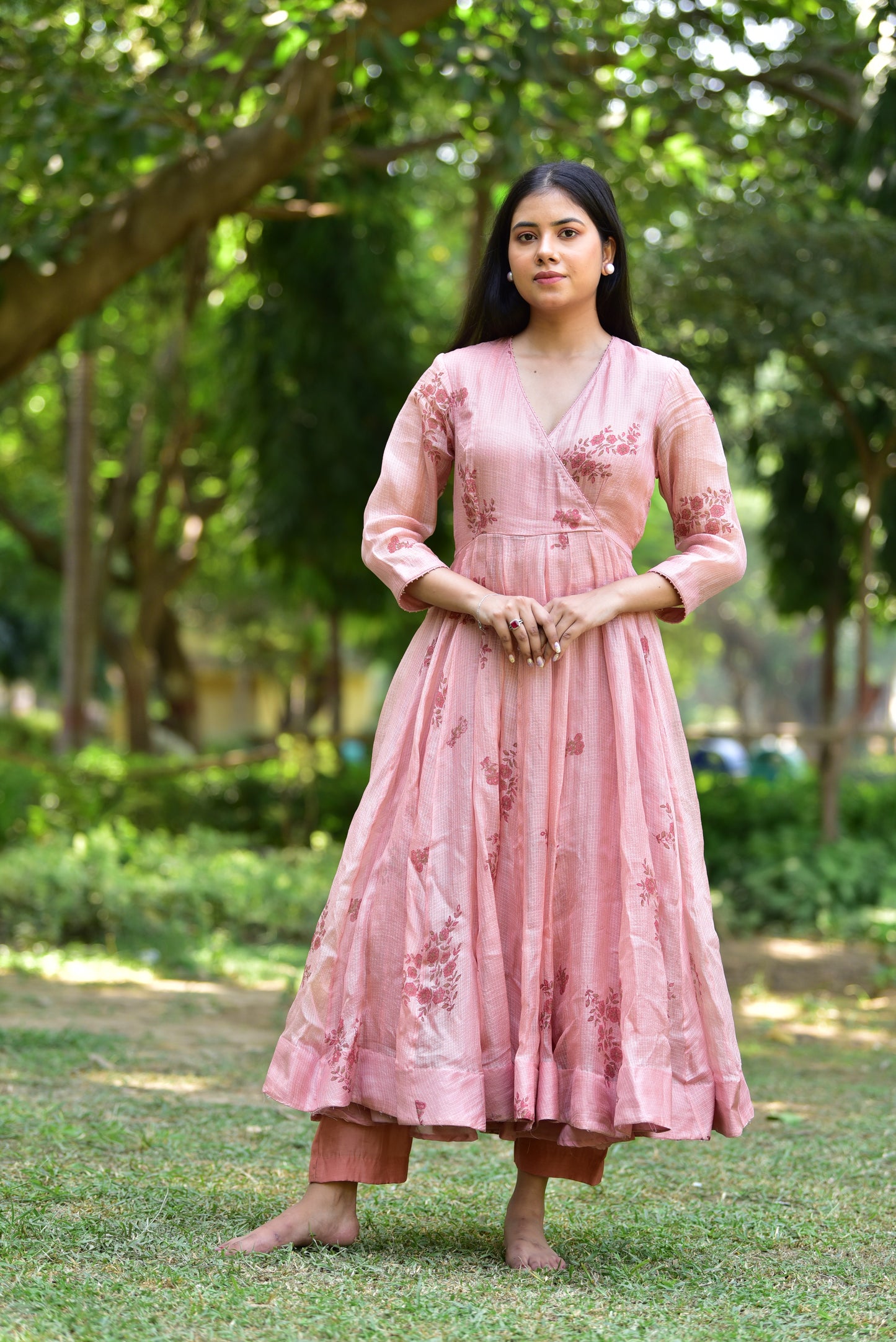 amisha-sharma-in-earthenrui-sahaj-kota-silk-suit-pink-hand-block-printed