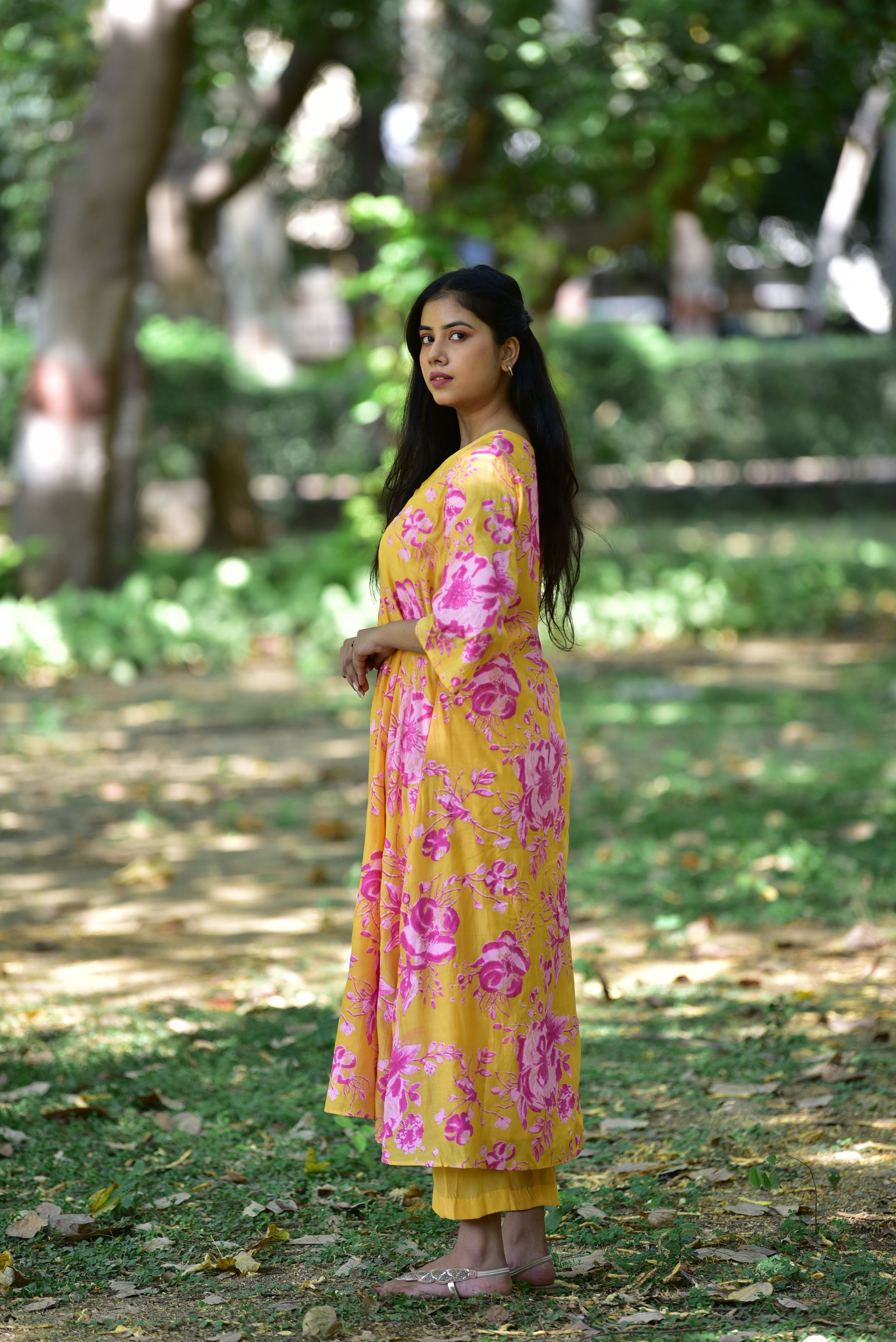 amisha-sharma-in-earthenrui-floral-print-mustard-yellow-kurta-pants