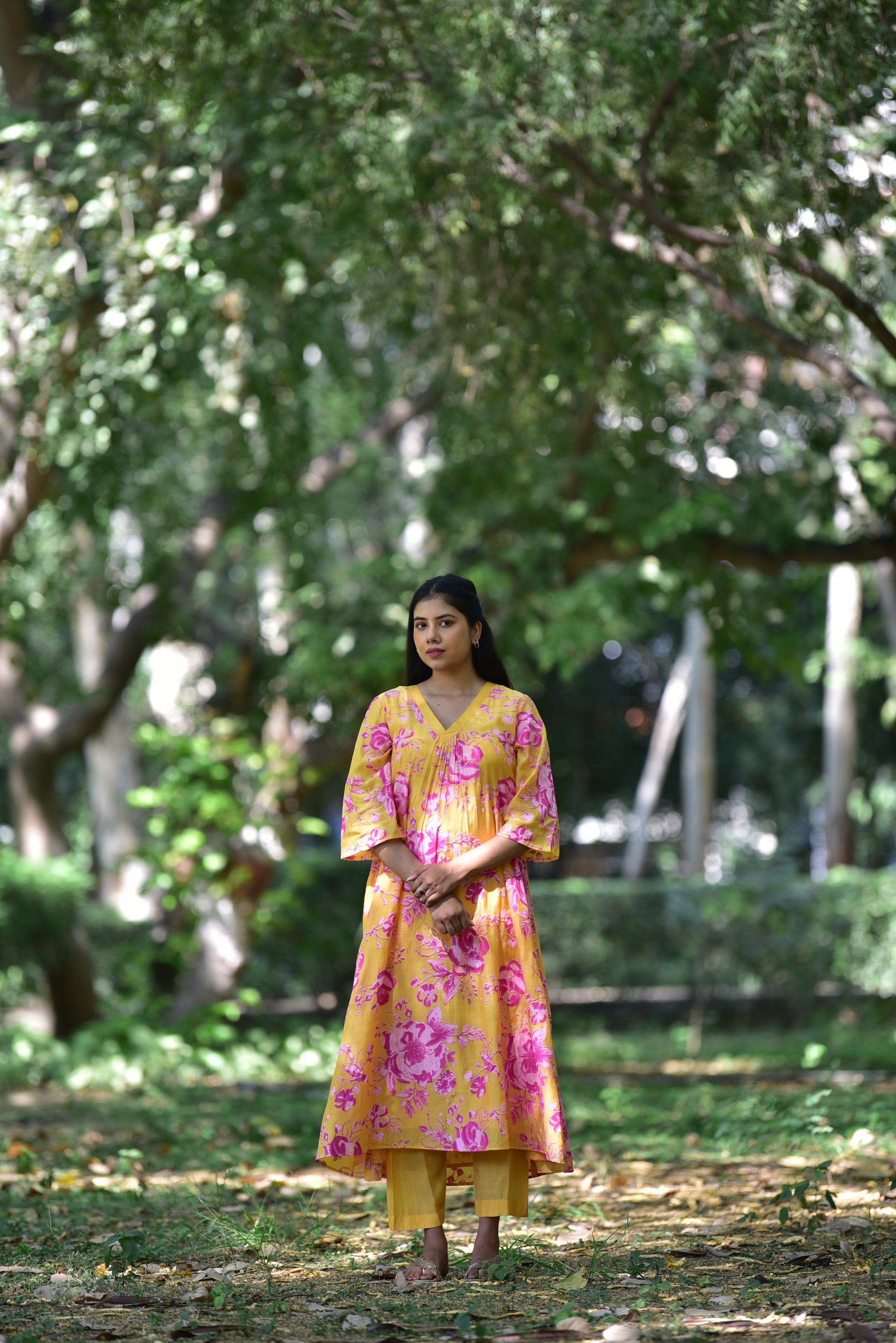 amisha-sharma-in-loom-kaarimarket-picked-designer-wear-brand-earthenrui
