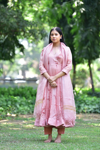 amisha-sharma-in-earthenrui-kota-silk-suit-sahaj